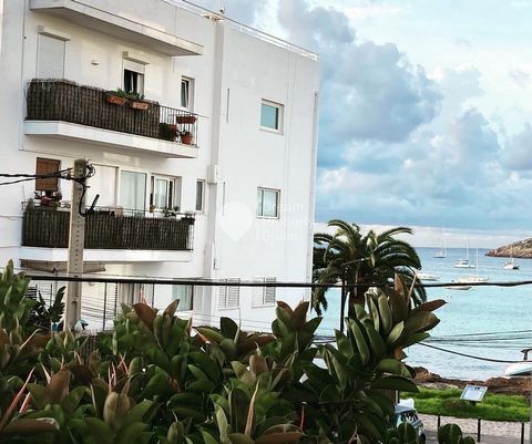 1-Zimmer-Apartment mit seitlichem Meerblick von der Terrasse in Talamanca. Es ist ein erster Stock mit viel Licht und Ostausrichtung, um den Sonnenaufgang zu genießen. Nur 5 Minuten entfernt befindet sich der Strand von Talamanca und die besten Resta...
