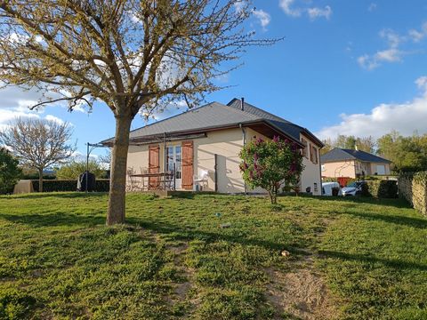 Located in a peaceful subdivision, T4 house of approximately 95 m² with a large double garage on a plot of 817 m² benefiting from a relatively clear view of the countryside. In the basement is the double garage of 41.3 m² with its new electric insula...
