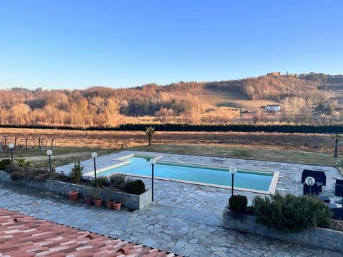 Nestled in the green hills of Monferrato, this beautiful farmhouse offers an idyllic escape from everyday life. With stunning views of the surrounding vineyards, the property is a rural gem that combines charm and modern comforts. Mombaruzzo is an id...