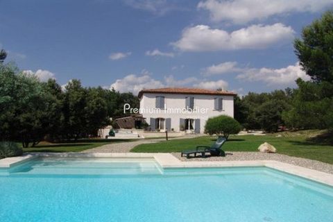 Holiday rental house with swimming pool in Aix en Provence south., in the town of Fuveau. Beautiful neo-Provençal country house on 1 hectare of land with 6x10m infinity pool. Located not far from cultural and sports centers, this villa is ideal for o...