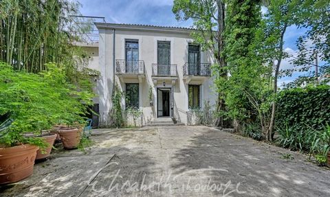 Castelnau-le-Lez, cette belle maison bourgeoise de 250 m², 6 chambres datant de la fin du XIXe, nichée au cur d'un jardin magnifiquement arboré de 2400 m², glycine, magnolia, saule pleureur, oliviers, bambous, palmiers, rosiers ...évoque un véritable...