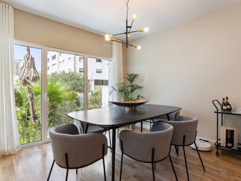 Ideal for a family urban experience, the three-bedroom flats have an area of 132.8 square metres and balconies with different configurations. On entering, you have access to a hall with direct access to the kitchen and living room. This is followed b...