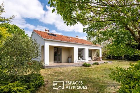 Located in the town of Notre-Dame-de-Monts, this renovated house of 125 sqm is located on a plot of 677 sqm close to the ocean. Built in 1959, this house has evolved with its successive owners to become a charming, bright and pleasant house to live i...