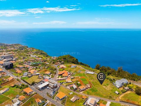 Discover this unique real estate investment opportunity in Canhas, Ponta do Sol. This land exceptionally located between two roads offers not one but two solutions to meet your needs and desires. Option 1 - A House with Large Land Space: If you are a...