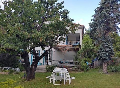 In Quillan, close to all shops, solid villa with beautiful garden and its independent one-bedroom apartment, quiet at the end of a dead end. For the villa of approximately 115 m2 excluding garage: On the ground floor, entrance, kitchen, living room, ...