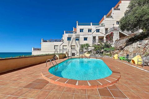 Appartement à vendre de 167m2 construit, dans un immeuble avec piscine et jardin communs, situé dans l’urbanisation Garraf II, avec vue panoramique sur la plage de Castelldefels. Il offre une combinaison parfaite d’espace, de confort et de tranquilli...