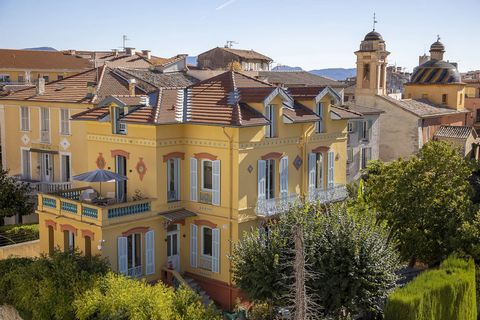 Discover the epitome of luxury in this exquisite town house residence boasting 352 m2 of meticulously maintained living space. Spread across four levels and equipped with an elevator, it seamlessly blends traditional architecture with contemporary de...