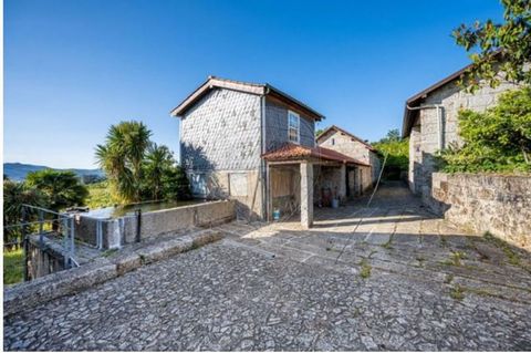 Description Finca for sale in Silvares Guimarães! - Property of 2 hectares all walled and surrounding branch with four entrances, an urban element (3086m²) and a rustic one; - Gross construction area 493m² consisting of housing, cellar, porch, granar...