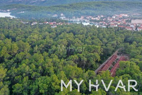 Cogli l'opportunità di possedere un pezzo unico di Vrboska con questo ampio terreno edificabile di 2437 m², con vista sul porto. Con una larghezza di circa 16 metri e una lunghezza di 160 metri, questa posizione privilegiata è ideale per costruire un...