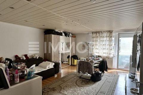 Appartamento di 2 locali in posizione centrale a Norimberga Luminoso e tranquillo appartamento di 2 locali in ottime condizioni, costruito nel 1962, si trova a Norimberga-Nord e offre 46 m² di superficie abitabile. L'appartamento al piano rialzato è ...