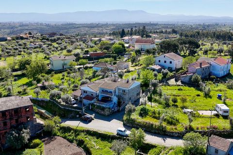 Objekt-Nr.: ZMPT566787 Willkommen in dieser charmanten Villa mit 4 Schlafzimmern, ideal gelegen in einem ruhigen Dorf mit grundlegenden Dienstleistungen, nur 15 km vom Zentrum von Oliveira do Hospital entfernt. Diese Immobilie mit 200 m² Wohnfläche b...