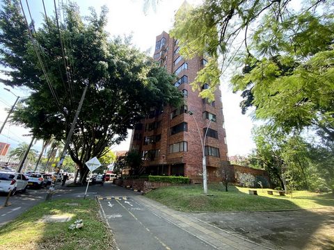 Sale apartment on Av Guadalupe, Cali, Excellent location, South Central, second floor with elevator. Spacious apartment fully illuminated, ventilated and very fresh, 126 m², four bedrooms, four bathrooms, large kitchen, trade area, wooded interior ba...