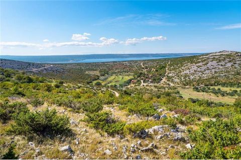 Location: Zadarska županija, Jasenice, Jasenice. An interesting building plot for sale, with a perfect rectangular shape, located above the highway, on a slope with an unobstructed and open view of the Maslenica Bay, the sea and the town of Rovanjska...