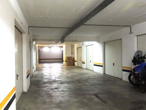 Ce garage boxé est situé sur la Rua Vasco da Gama à Lagos, dans un endroit central et pratique. Voici les détails : Superficie : le garage a une superficie de 17 mètres carrés, ce qui offre suffisamment d'espace pour garer un véhicule et/ou stocker d...
