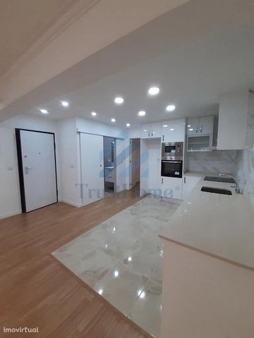 Refurbished T2 with storage room at T. Mercês Algueirão Sintra 2 bedroom apartment completely refurbished, ready to move in, in the tapada das Mercês Algueirão. Enjoy this brand new apartment, located in the basement on the 1st floor with storage roo...