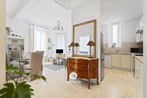 Beausoleil, just steps away from Monaco, on the penultimate floor of a beautiful period building. This excellent condition 4-room corner apartment boasts abundant natural light and two balconies. Featuring a double living room with bay windows, a sem...