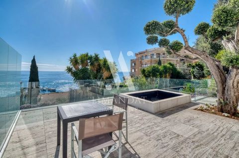 Cap d'Ail - In einer Luxusresidenz mit Swimmingpool, 2-Zimmer-Wohnung von 62 m², mit Terrasse von 50 m² Panoramablick auf das Meer, im 2. Stock gelegen, komplett renoviert im Jahr 2018. Die Wohnung besteht aus einem Eingang, einer Küche, die zum Wohn...