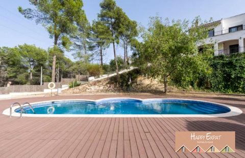 Als u op zoek bent naar een halfvrijstaand huis in de handige urbanisatie Mas Mestre Olivella, presenteren wij u dit ruime mooie huis met 4 slaapkamers en 3 badkamers met een mooi, zonnig  gemeenschappelijk zwembad.Het huis is voltooid in 2012 en beh...