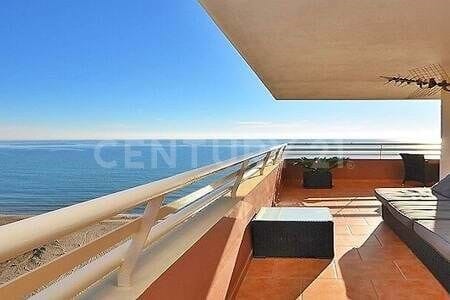 Apartment for sale on the beachfront in Fuengirola. If you dream of waking up with spectacular views of the sea, this is your opportunity. The apartment has 66 meters that are distributed in a bedroom, kitchen, living room, bathroom and a terrace wit...