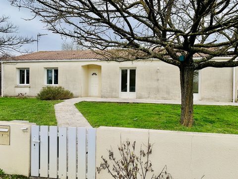 A seulement 10 minutes du centre de Niort, jolie maison de plain-pied d'environ 110 m2, sur un terrain clos et arboré d'environ 650 m2. Elle se compose d'une pièce de vie très lumineuse, d'une cuisine ouverte sur salon, d'un grand cellier, de 3 chamb...