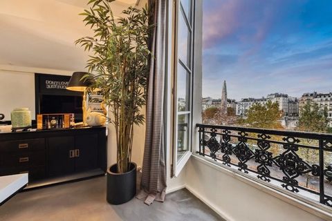Discover this rare gem along the Seine River, offering breathtaking views of the majestic river from the living room and the stunning master suite. This exceptional apartment welcomes you with a spacious living room featuring large windows and a char...