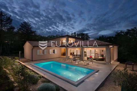 This detached house is located in a beautiful location on a plot of 2009 m2. Idyllically peaceful green surroundings and immense privacy win you over at first. The interior and exterior of the house are simple, unobtrusive, and extremely pleasant. In...