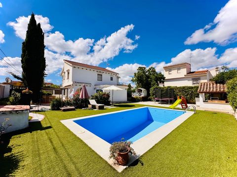 We present this magnificent villa located on a plot of 600 square meters, with a construction of 221 square meters that combines comfort and elegance. The house has five large bedrooms, a spacious and bright living room, a modern and functional kitch...