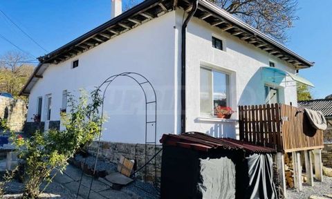 SUPRIMMO Agentur: ... Wir präsentieren zum Verkauf ein exklusives zweistöckiges Haus in ausgezeichnetem Zustand in einem Dorf 12 km von der Stadt SUPRIMMO entfernt. Sevlievo, von Gabrovo 20 km und 37 km von Veliko Tarnovo entfernt. Das Anwesen hat ei...