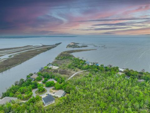 ¡Uau! La increíble comunidad frente al mar de Mackey Coves está ubicada entre la bahía de Escambia y el río Escambia y convenientemente ubicada en East Pensacola, cerca de la I10 y la autopista 90. Cerca de UWF, West Florida Hospital, este terreno ba...