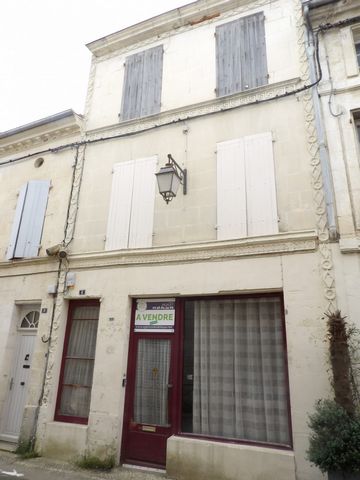 En plein centre de Saint Savinien, à 2 pas de la Charente, venez découvrir en exclusivité cette maison sur 4 niveaux comprenant 7 pièces principales. Le rez-de-chaussée comprend une pièce à usage autrefois de magasin avec une vitrine donnant sur une ...