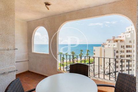 FLAT FOR SALE IN OROPESA DEL MAR Welcome to this fabulous and elegant apartment located in the prestigious complex of Marina D'OR, in the charming coastal town of Oropesa del Mar. From the moment you enter the property, you will be immersed in an atm...