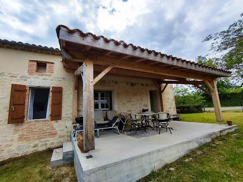 Kom en ontdek dit traditionele stenen huis en zijn terras! Solide constructie, op kelder, gelijkvloers, lichte ruimtes op 5000 m² grond! Deze set van 194 m² is volledig gerenoveerd op 85 m², de rest is schoon, maar het is noodzakelijk om een totale i...