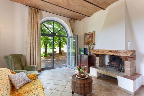 Het appartement bevindt zich in een agriturismo in Barberino Val d'Elsa, in het hart van de Chianti, tussen Siena en Florence. Dit is een uiterst strategische plek om de bekendste plaatsen in Toscane te ontdekken en tegelijkertijd, omringd door 40 he...