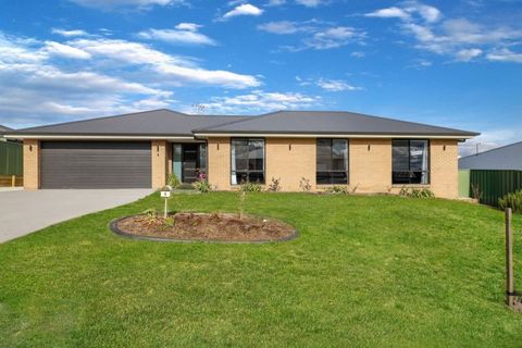 Boasting an excellent elevated position, this modern home features a beautiful rear aspect towards the mountains and Mt Panorama. The functional floor plan delivers a spacious open plan design, a large patio and well-configured bedrooms. Bathed in na...
