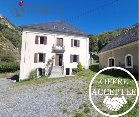 Located between Luz Saint Sauveur and Barèges, real estate complex composed of 3 buildings: - a house with a lot of charm of about 300 m2 habitable on 3 levels composed of a kitchen, a living room, 7 bedrooms, a bathroom, a separate toilet, a bathroo...