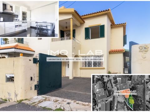 Come and see this 3 bedroom semi-detached villa, located in the Álamos area, in Funchal, very close to all services. Are you looking for a large villa with surroundings? Features: -> 3 Bedrooms; -> 4 Sanitary Facilities; -> Large kitchen; -> Barbecue...