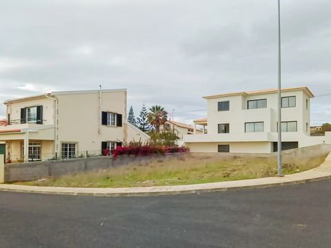 Terreno destinado a construção, inserido numa urbanização de luxo, na Ilha do Porto Santo. Na sua envolvente, encontram-se moradias unifamiliares, oferecendo bons acessos e excelente exposição solar; O lote tem 320 m2, sendo permitida uma moradia de ...