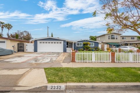 Great House at the West area of Costa Mesa, Located in the heart of Orange County, This house has been Completed Remodeled, Very good price, seller is ready to Move Out. Property offer: 4 Bedrooms, 2 Bathrooms, Large Living Room with a clean Fireplac...