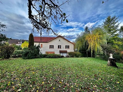 Rougemont (25), Norbert is verheugd dit huis te presenteren, op een perceel van 3037 m2, het omvat: Op de begane grond: entree (ca. 11 m2), keuken (ca. 12 m2), woonkamer (ca. 22 m2) met open haard, een kamer (ca. 11 m2), zomerkeuken (ca. 22 m2), toil...