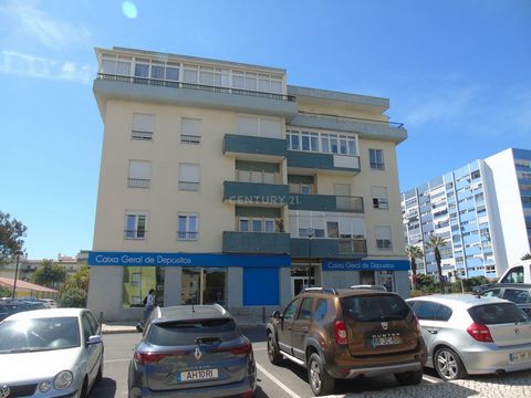 3 bedroom apartment (four rooms) on two fronts, in good condition, in Quinta das Palmeiras, in Oeiras. It is located on the (2nd) floor, living room, kitchen, three bedrooms, with wardrobes, and two bathrooms (one of them remodeled). Two circulation ...