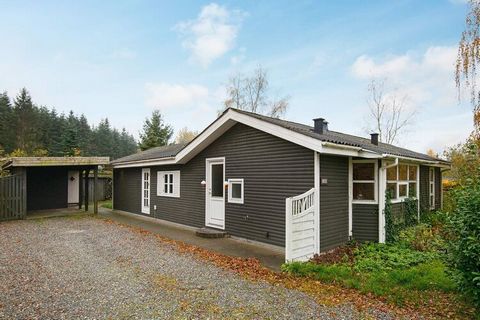 Ce chalet est un bon choix si vous recherchez un chalet spacieux avec une atmosphère agréable. Le chalet est situé dans un joli jardin avec des arbres et des arbustes, où il y a aussi un petit belvédère. La maison est meublée de deux belles chambres ...