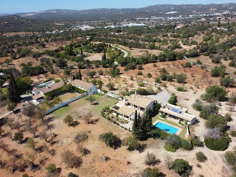 Located in Almancil. FANTASTIC INVESTMENT OPPORTUNITY! This exceptional stunning estate is situated between Almancil and Loulé in the beautiful Algarve region, offering an idyllic blend of serene countryside living and convenient access to all amenit...