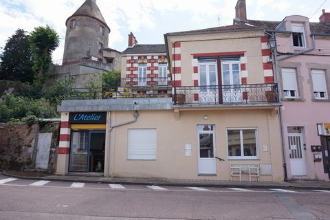 Das Hotel liegt im Zentrum einer dynamischen Stadt mit allen Annehmlichkeiten, Schulen, Hochschulen und dem Bahnhof. Charmantes Haus von 185 m2, an die Stadtmauer gelehnt, mit 2 Terrassen, darunter eine Wohnung von 63 m2 Das Haus besteht im Erdgescho...