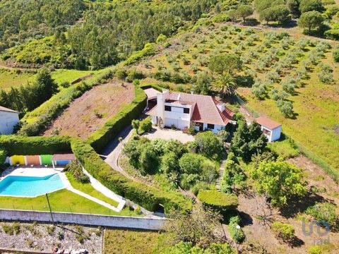 Fabulosa quintinha no sopé da Serra do Montejunto Esta quintinha é absolutamente um refúgio soberano para quem deseja fugir à rotina intensa da cidade. Desenhada pelo conhecido arquiteto João José Malato esta casa foi construída com todos os requinte...