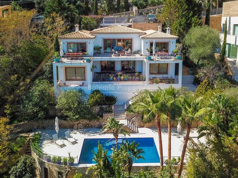 Die Villa bietet einen atemberaubenden Blick auf das Meer und die Berge und liegt in einer sehr angenehmen Wohnlage von Puerto Pollenca nur 5 Laufminuten zum Zentrum entfernt. Gebaut auf einem Grundstück von ca. 1.000m2, verfügt diese superbe Immobil...