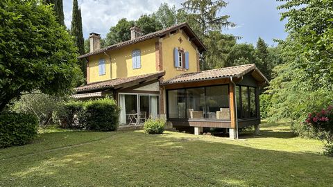 Cette maison rare est une véritable bijou. Construite à l'origine à la fin des années 1930 pour servir de gare, les lignes de chemin de fer n'ont jamais été posées en raison de l'éclatement de la guerre et de ses conséquences. La maison se trouve don...