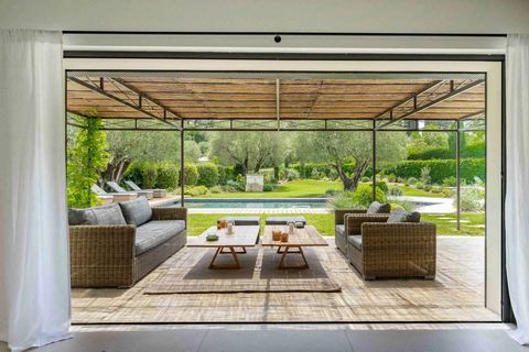 Located in the heart of a gated estate near the old village of Mougins, this charming property of 235 m2 in contemporary Provencal style nestles in a green setting out of sight. The villa, renovated in a chic and trendy style, benefits from 3 en-suit...