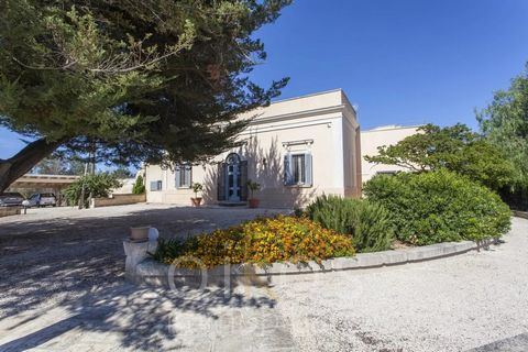 Vi är stolta över att presentera en fantastisk villa till salu i den pittoreska regionen Puglia. Denna vackert utformade fastighet kombinerar elegansen av traditionell arkitektur med bekvämligheten av moderna bekvämligheter, vilket ger en idealisk ti...