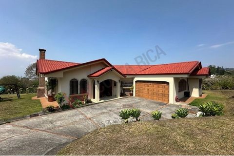 A beautiful house for sale in the exclusive Residencial in San Isidro de Heredia, a community that combines the comfort of modern life with the natural beauty of its surroundings. Here you have all the details: Land: 3170 square metersConstruction: 2...