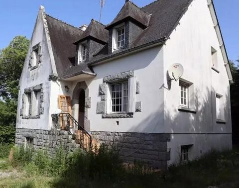 Wohnhaus im Souterrain auf dem Land in Carhaix, bestehend aus einem Eingang, einer Küche, einem Wohnzimmer, zwei Schlafzimmern, von denen eines über ein Duschbad und eine Toilette verfügt. Obergeschoss: Treppenabsatz, der zu zwei Schlafzimmern, einem...